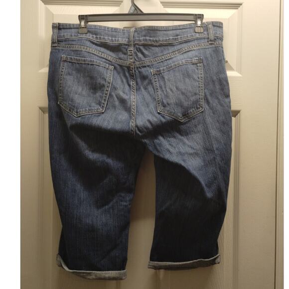 Old Navy Women's Size 16 Diva Mid-Rise Medium Wash Capri Blue Jeans - Picture 2 of 4